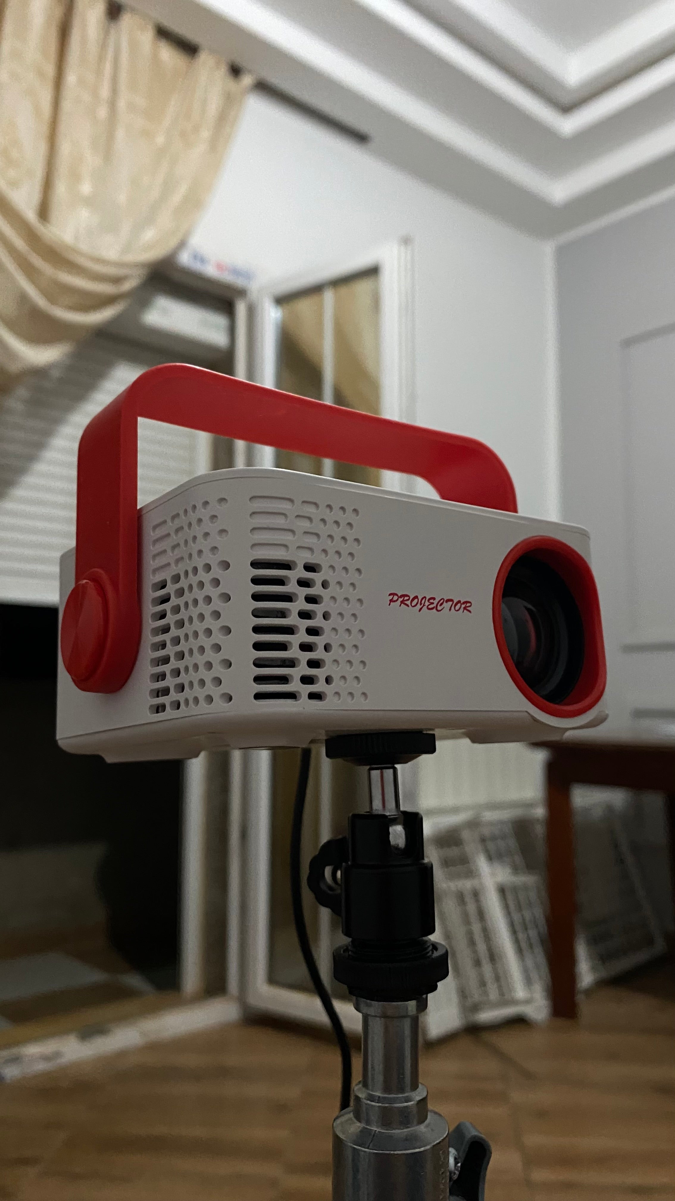 Mini Projector Wi-Fi Ready — بروجكتور صغير لتجربة سينما في دارك